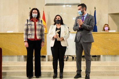 Susana Márquez recibe su galardón.