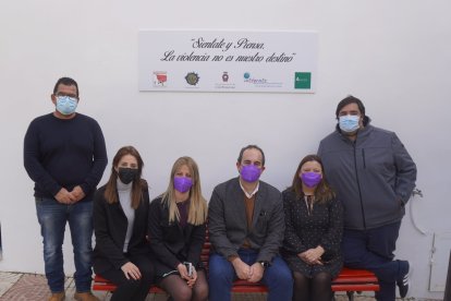 Carboneras inaugura el Banco Rojo en el Día Internacional de la mujer