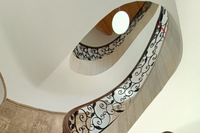 Escalera histórica del edificio que ahora queda sin uso por no cumplir la normativa