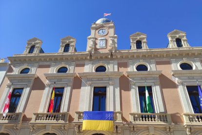 Fachada del Ayuntamiento de Almería con la bandera de Ucrania.