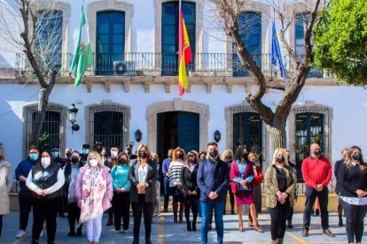 En la puerta del Ayuntamiento de Níjar.