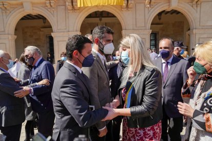 Javier Aureliano García, presidente de Diputación, junto a la representante de la comunidad ucraniana en Almería, Nadia Rudenko.