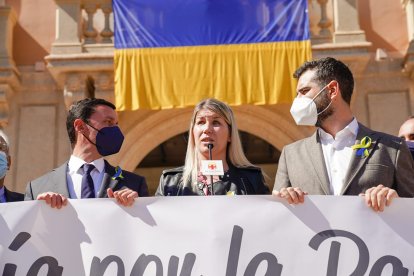 Nadia Rudenko, entre el presidente de Diputación y el alcalde de Almería.