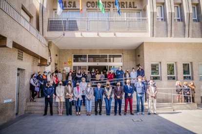 El Ayuntamiento de Roquetas de Mar también ha sido escenario de una concentración por la paz en Ucrania.