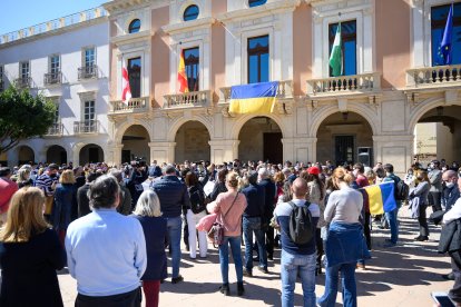 Más de 400 almerienses han participado en la concentración en la Plaza Vieja.