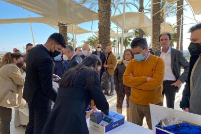 Recogida de acreditaciones antes del acto.