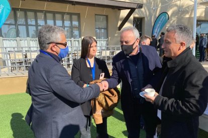 Saludo entre el rector, Carmelo Rodríguez, y el empresario Francisco Martínez-Cosentino.