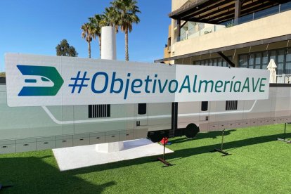 Cartel con el lema del movimiento reivindicativo del AVE y el Corredor Mediterráneo.