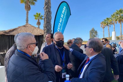 Cosentino dialoga con Jerónimo Parra, presidente de la Cámara.