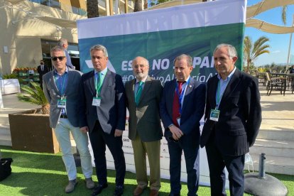 Diego Lorente, de la asociación AVE, segundo desde la izquierda, con el comité técnico.