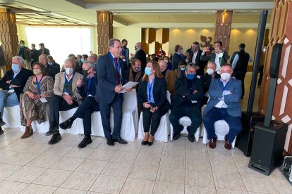 En primera fila, amplia representación empresarial y social.