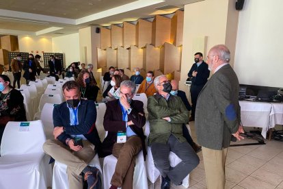 A la derecha, el experto ferroviario Francisco García Calvo.