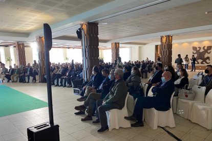 Al acto asisten unas 200 personas.