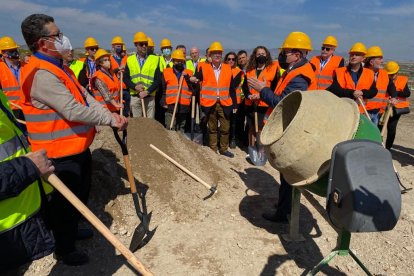 Los empresarios comprueban en el terreno la marcha de las obras.