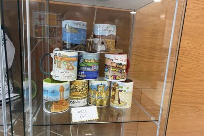 Tazas elaboradas en el taller de Asalsido a través de Arte 21.