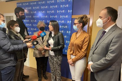 Atendiendo a los medios de comunicación.