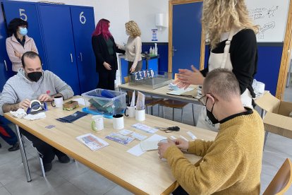 Tazas, chapas, ... la integración laboral, un gran valor de los gestores de Asalsido.