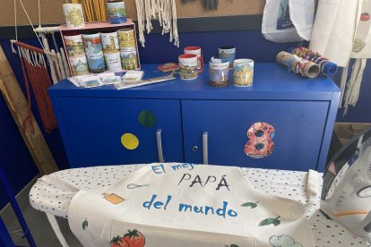 Preparando artículos para vender con motivo del Día del Padre.
