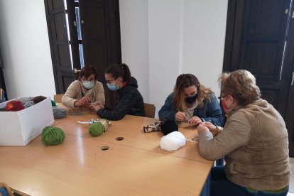 Una de las salas municipales donde señoras mayores ejercen de maestras y enseñan a tejer a los más jóvenes.