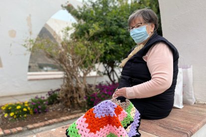 Mostrando una de las piezas de ganchillo.