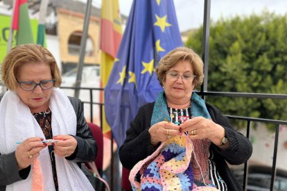 Tejiendo en la terraza del edificio municipal de la Villa de Vícar.