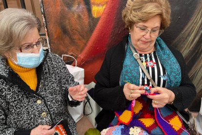 En pleno proceso de confección de las piezas de ganchillo.