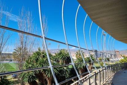 Los postes listos camino de la zona de tribuna.