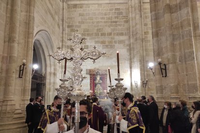 Últimos preparativos antes de la salida del Cautivo a la calle.