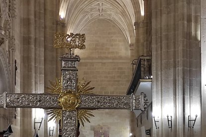 La cruz guía del Prendimiento abría un cortejo de cerca de 200 personas.