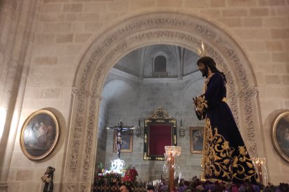 El Cautivo, ante el Cristo del Escucha, en el interior de la Catedral.
