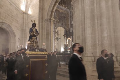 El Cautivo rodeó la girola de la Catedral antes de su salida a la calle.