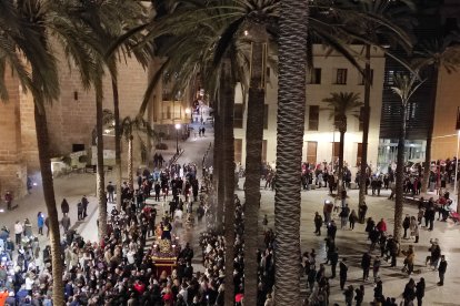 Cientos de almerienses participaron en el viacrucis del Cautivo.