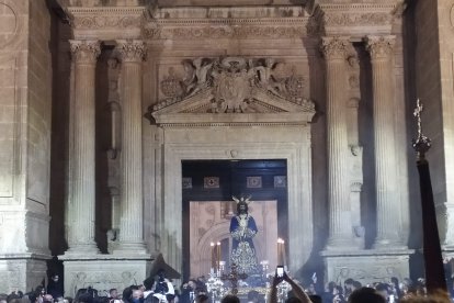Cientos de almerienses esperaban a las puertas de la Catedral.