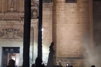 Primeros pasos del Cautivo en la calle.
