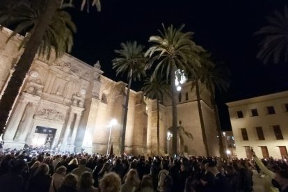 La plaza de la Catedral, durante la salida del viacrucis del Prendimiento.