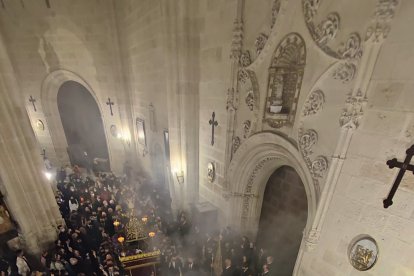 Final del viacrucis en el interior de la Catedral.