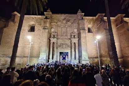 La plaza de la Catedral, abarrotada en los instantes finales del viacrucis.