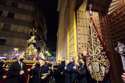 El Cautivo, en la puerta lateral de San Pedro, junto a una representación de la Santa Cena.
