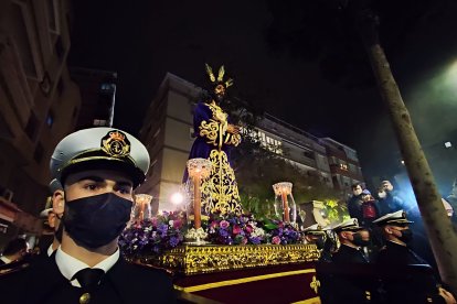 Miembros de la Banda de Cornetas y Tambores Nuestra Señora del Carmen portaron al Cautivo durante unos metros.