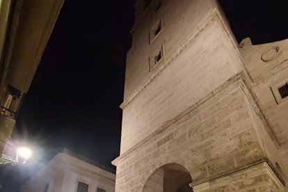 El Cautivo, en la puerta de Santiago, recibido por la Hermandad de la Soledad.