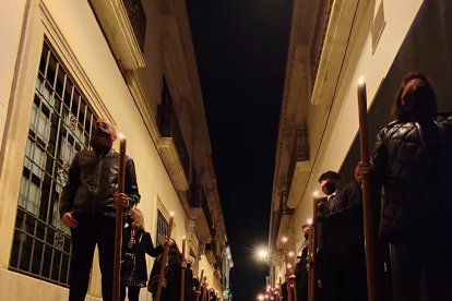 Largas filas de cirios componían el cortejo del viacrucis del Cautivo.