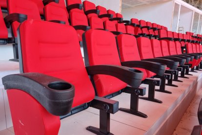 Preparadas para colocar la bebida y ver el partido.