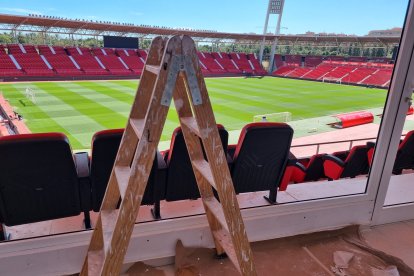 Los empleados están terminando de pintar.