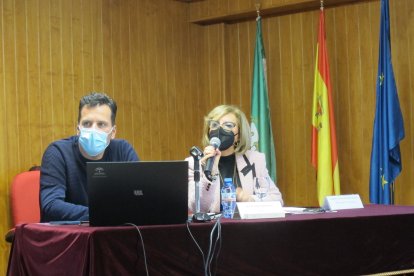 Miguel Jorge Belmonte junto a la directora del centro, Clara Castaño