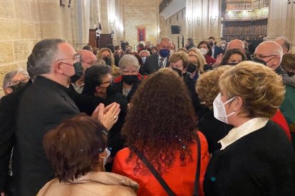 Gómez Cantero atendiendo a los almerienses en el interior de la Catedral.