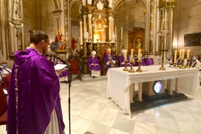El vicario general de la Diócesis, Ignacio López Román, en un momento de la misa.