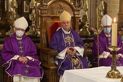 Gómez Cantero, junto a los obispos de Jaén y Teruel.