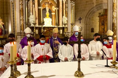 Un momento de la misa de acción de gracias en el primer aniversario de Gómez Cantero como obispo en Almería.