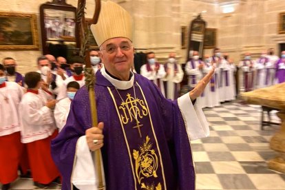 Cerca de cien sacerdotes e toda la provincia acompañaron a Gómez Cantero.