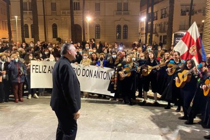 A la salida, un numeroso grupo de almerienses felicitaron, pancarta en mano, al obispo.